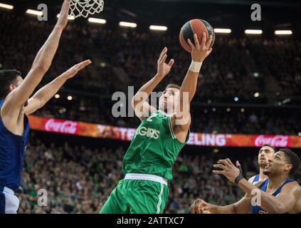 Kaunas, Lituanie. 4 février 2020. Edgaras Ulanovas (R)of Zalgiris Kaunas pousses pendant le match de la saison régulière de basket-ball de l'Euroligue entre les Kaunas de Zalgiris de Lituanie et les Olympiacos Pirée de Grèce à Kaunas, Lituanie, 4 février 2020. Crédit: Alfredas Pliadis/Xinhua/Alay Live News Banque D'Images