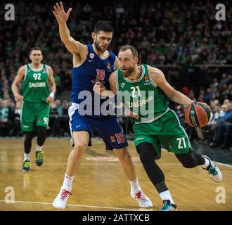 Kaunas, Lituanie. 4 février 2020. Arturas Milaknis (R) de Zalgiris Kaunas rivalise pendant le match de la saison régulière de basket-ball de l'Euroligue entre les Kaunas de Zalgiris de Lituanie et les Olympiacos Pirée de Grèce à Kaunas, en Lituanie, le 4 février 2020. Crédit: Alfredas Pliadis/Xinhua/Alay Live News Banque D'Images