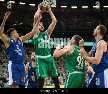 Kaunas, Lituanie. 4 février 2020. Martinas Geben (Haut) de Zalgiris Kaunas dunks pendant le match de la saison régulière de basket-ball de l'Euroligue entre les Kaunas de Zalgiris de Lituanie et les Olympiacos Pirée de Grèce à Kaunas, Lituanie, 4 février 2020. Crédit: Alfredas Pliadis/Xinhua/Alay Live News Banque D'Images