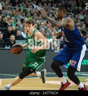 Kaunas, Lituanie. 4 février 2020. Rokas Jokubaitis (L) de Zalgiris Kaunas rivalise pendant le match de la saison régulière de basket-ball de l'Euroligue entre les Kaunas de Zalgiris de Lituanie et les Olympiacos Pirée de Grèce à Kaunas, Lituanie, 4 février 2020. Crédit: Alfredas Pliadis/Xinhua/Alay Live News Banque D'Images