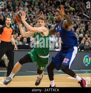 Kaunas, Lituanie. 4 février 2020. Rokas Jokubaitis (L) de Zalgiris Kaunas rivalise pendant le match de la saison régulière de basket-ball de l'Euroligue entre les Kaunas de Zalgiris de Lituanie et les Olympiacos Pirée de Grèce à Kaunas, Lituanie, 4 février 2020. Crédit: Alfredas Pliadis/Xinhua/Alay Live News Banque D'Images