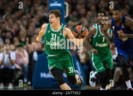 Kaunas, Lituanie. 4 février 2020. Rokas Jokubaitis (L) de Zalgiris Kaunas rivalise pendant le match de la saison régulière de basket-ball de l'Euroligue entre les Kaunas de Zalgiris de Lituanie et les Olympiacos Pirée de Grèce à Kaunas, Lituanie, 4 février 2020. Crédit: Alfredas Pliadis/Xinhua/Alay Live News Banque D'Images