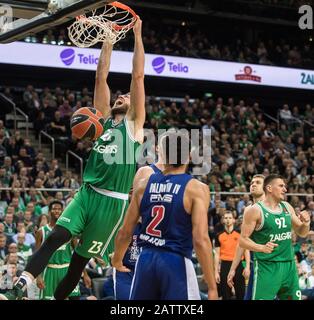 Kaunas, Lituanie. 4 février 2020. Martinas Geben (top) des dounks de Zalgiris Kaunas pendant le match de la saison régulière de basket-ball de l'Euroligue entre les Kaunas de Zalgiris de Lituanie et les Olympiacos Pirée de Grèce à Kaunas, Lituanie, 4 février 2020. Crédit: Alfredas Pliadis/Xinhua/Alay Live News Banque D'Images