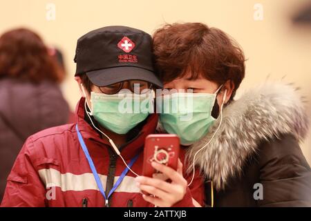 Lanzhou, La Province Chinoise De Gansu. 4 février 2020. Un membre de l'équipe médicale (L) fait un appel téléphonique vidéo avec sa famille avant de partir pour Wuhan, l'épicentre de l'épidémie de coronavirus, à Lanzhou, dans le nord-ouest de la province de Gansu, le 4 février 2020. Le deuxième lot d'une équipe médicale composée de 100 membres de la province de Gansu est parti pour Wuhan en début de matinée mercredi pour aider les nouveaux efforts de lutte contre le coronavirus. Crédit: Du Zheyu/Xinhua/Alay Live News Banque D'Images