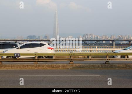 Lotte World Tower est le 6ème bâtiment le plus haut du monde vu de Yeondong. Pont relie la ville à travers la rivière Han, Séoul, Corée du Sud. Banque D'Images