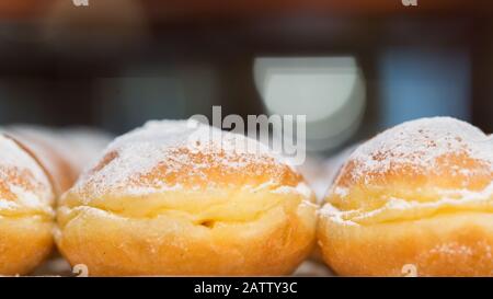 Macro (tir latéral) de krapfen autrichien (donut). Surmonté de sucre en poudre. Populaire dans tous les pays germanophones. Dans les régions du nord, appelé Berliner Banque D'Images