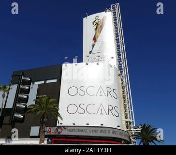 Los Angeles, États-Unis. 04 février 2020. Sur Hollywood Boulevard, l'attention est attirée sur la prochaine cérémonie des Oscars au Dolby Theatre. Les Oscars gagnants ont été déterminés, mais le résultat de l'élection n'est pas encore connu. Crédit: Barbara Munker/Dpa/Alay Live News Banque D'Images