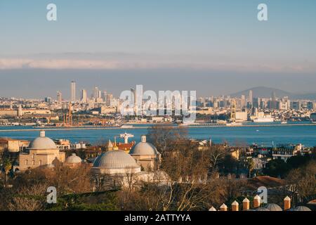 Istanbul, Turquie - 13 janvier 2020: Le détroit du Bosphore d'Istanbul, la colline de Camlıca et le quartier des affaires d'Uskudar sont en arrière-plan. Banque D'Images