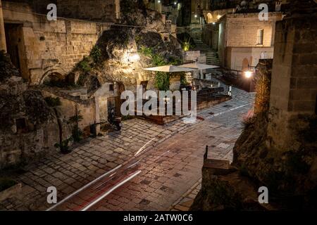 Cannes, France - 19 septembre 2019 : soirée sur la ville de Matera, Italie, avec les lumières colorées soulignant les patios de terrasses de cafés dans le S Banque D'Images