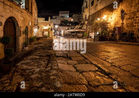 Cannes, France - 19 septembre 2019 : soirée sur la ville de Matera, Italie, avec les lumières colorées soulignant les patios de terrasses de cafés dans le S Banque D'Images