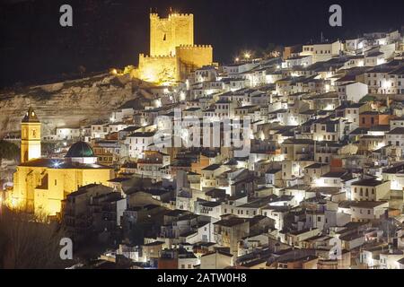 Village blanc espagnol pittoresque la nuit. Alcalá del Jucar. Albacete Banque D'Images