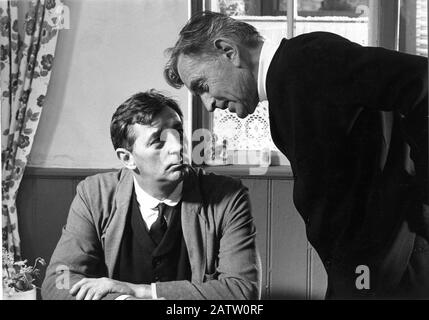 Robert MITCHUM et le directeur DAVID SE PENCHENT sur la candide de set pendant le tournage du scénario DE la FILLE DE RYAN en 1970 ROBERT BOLT Faraway Productions / Metro Goldwyn Mayer Banque D'Images