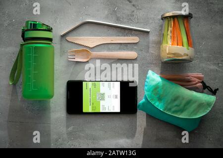 Zéro déchets travel concept - essentiel pour un minimum d'impact négatif lors d'un voyage