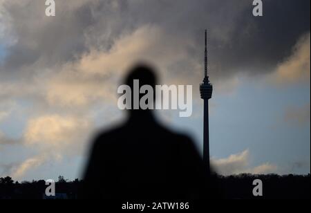 Stuttgart, Allemagne. 05 février 2020. Un homme marche devant la tour de télévision. Crédit: Sebastian Gollnow/Dpa/Alay Live News Banque D'Images