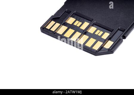 Photo sélective de mise au point de deux rangées de contacts dorés à l'arrière de la carte mémoire haute vitesse UHS-II isolée sur fond blanc gros plan. Mémoire moderne et rapide Banque D'Images