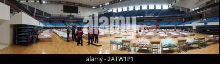 (200205) -- WUHAN, 5 février 2020 (Xinhua) -- La photo composite prise le 4 février 2020 montre une vue intérieure du gymnase Hongshan, un lieu transformé en hôpital de fortune pour recevoir des patients infectés par le nouveau coronavirus (2019-nCoV), à Wuhan, dans la province de Hubei, en Chine centrale. La ville chinoise de Wuhan, l'épicentre de l'épidémie de coronavirus, est en train de créer des hôpitaux plus temporaires pour faire face à l'augmentation du nombre de patients infectés par le nouveau coronavirus. Wuhan, la capitale de la province de Hubei, a décidé de convertir 11 sites, y compris des gymnases, des centres d'exposition Banque D'Images