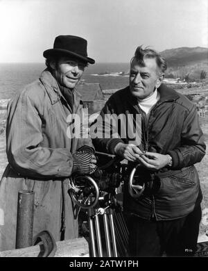 Peter O'TOOLE et le directeur DAVID SE PENCHENT sur l'emplacement de la scène candié pendant le tournage du scénario DE la FILLE DE RYAN en 1970 ROBERT BOLT Faraway Productions / Metro Goldwyn Mayer Banque D'Images