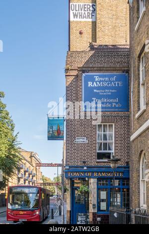 Londres, Angleterre - 01 Août 2018 : Pub Historique De La Ville De Ramsgate, Wapping, Londres Banque D'Images