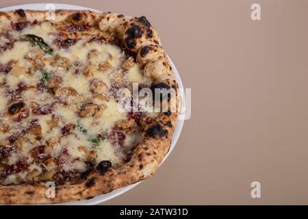 Vue sur une pizza de style napolitain avec mozzarella, basilic, porcini et crème ibérique. Banque D'Images