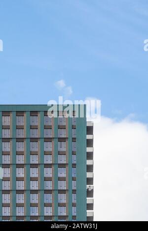Bloc d'appartements modernes avec balcon sur fond bleu ciel Banque D'Images