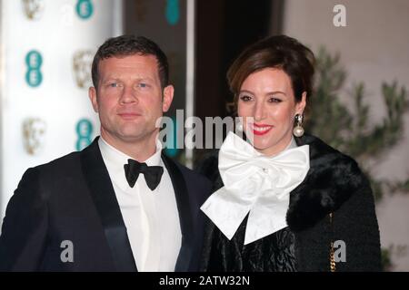 Dermot O'Leary, présentateur de la télévision britannique-irlandaise, et sa femme Dee Koppang assistent au dîner après-fête EE BAFTA à l'hôtel Grosvenor House à Londres, au Royaume-Uni Banque D'Images