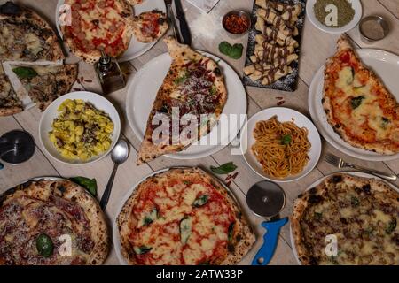 Vue sur les délicieuses variétés de plats napolitains fraîchement préparés sur une table en bois Banque D'Images