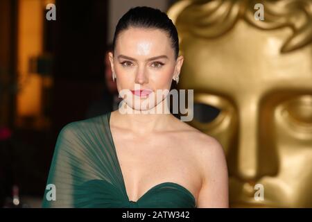 L'actrice Daisy Ridley assiste au dîner après-parti EE BAFTA au Grosvenor House Hotel à Londres, au Royaume-Uni Banque D'Images