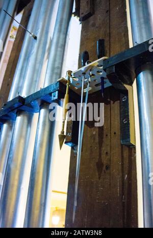 Une partie de l'orgue de l'église avec beaucoup de tuyaux d'air en métal Banque D'Images