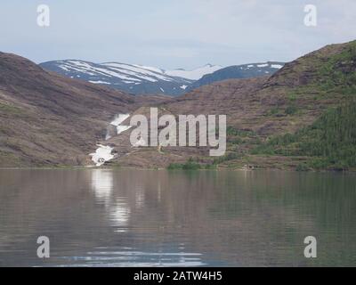 Magnifique lac Svartisvatnet et cascade près de Svartisen en Norvège Banque D'Images