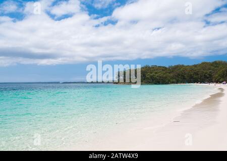 Belle plage tropicale australienne avec sable blanc et eau turquoise. Jervis Bay, Australie Banque D'Images