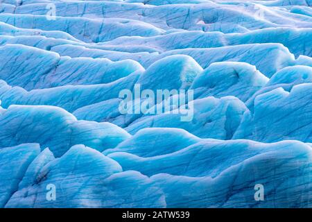 La lumière du soleil capture les bords de la glace glaciale bleue au glacier Svinafellsjokul dans le sud-est de l'Islande. C'est la plus grande calotte glaciaire d'Europe. Banque D'Images