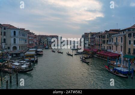 Venise, Italie - 27 septembre 2013 : Grand Canal avec bateaux et gondoles à Venise, Italie Banque D'Images