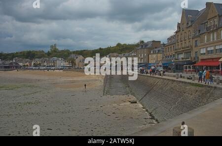 Cancale, FRANCE - 7 avril 2019 - vue depuis la promenade sur la rive et la ville de l'océan Atlantique Banque D'Images