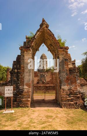 Les ruines antiques du temple Wat Ratchaburana avec de vieilles portes en briques rouges et des prang sur le fond. Repère international, parcours Banque D'Images