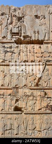 Bas-relief à SW gate de la salle de 100 colonnes, représentant de la chambre du roi audience, copié après une sculpture similaire de Darius salle d'audience, Banque D'Images