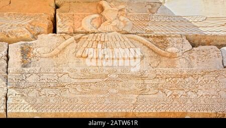 Faravahr, bas secours à Persepolis. Sous le plus grand, et endommagé, bas relief, deux bandes avec des faravahars et des lions. Faravahar est un symbole zoroastrien Banque D'Images