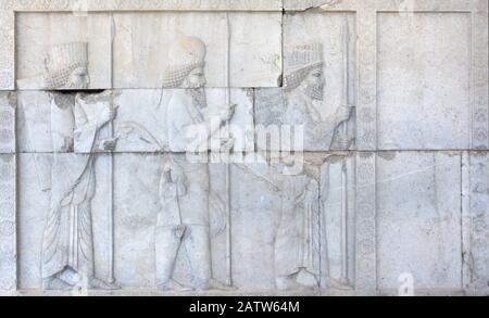 Soldats persans (gauche et droite) et Médians (centre), bas-relief, Apadana Hall, Persepolis, Iran Banque D'Images