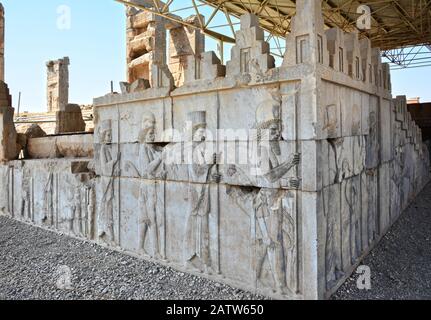 Soldats persans et Médians dans le bas relief à la Tripylon (porte triple) de Persepolis. Situé entre l'Apadana et le Hall Des Cent colonnes Banque D'Images