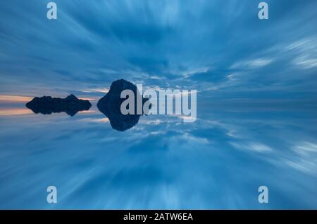 L'île d'es vedra au coucher du soleil de Cala Dhory, Ibiza, Espagne Banque D'Images