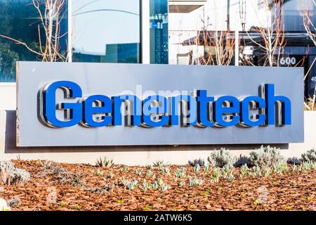 2 févr. 2020 South San Francisco / CA / USA - Genentech signe au siège social de Silicon Valley; Genentech, Inc., est un corpo américain de biotechnologie Banque D'Images