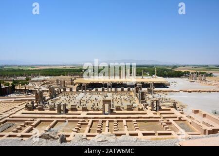 Vue sur la Persepolis depuis la tombe d'Artaxerxès face à W. Hall de 100 colonnes, l'Apadana, les Palais de Darius et Xerxès, la porte De Toutes les nations etc Banque D'Images