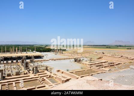 Vue sur Persepolis, vue NW, de la tombe d'Artaxerxes. Salle de 100 colonnes, l'Apadana, la porte De Toutes les nations, la route de l'Armée de terre etc Banque D'Images