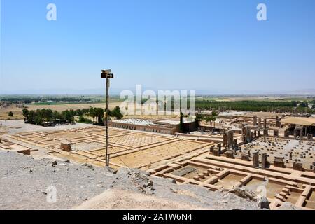 Vue sur Persepolis, depuis la tombe d'Artaxerxès II, face à SW. Salle de 100 colonnes, les Apadana, les Palais de Darius et Xerxès, Trésor, Palais de la Reine, etc Banque D'Images