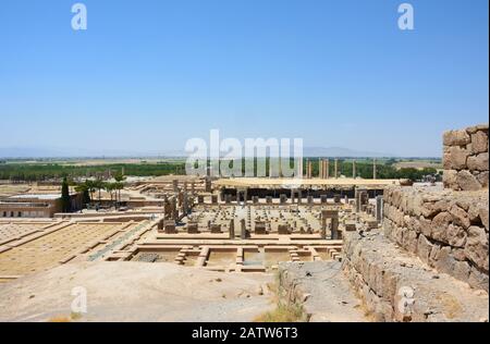 Vue sur Persepolis depuis la tombe d'Artaxerxès III, face au W/SW. Salle de 100 colonnes, Apadana, Palais de Darius et Xerxès, Trésor, Palais de la Reine, etc Banque D'Images