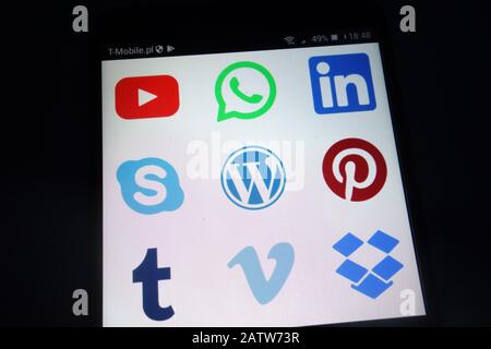 Logos de réseaux sociaux sur smartphone Banque D'Images