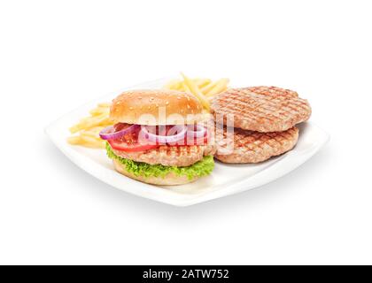 Hamburger au poulet croustillant grillé avec frites et oignon frais, tomate et laitue sur une plaque blanche. Barbecue viande isolée sur blanc Banque D'Images