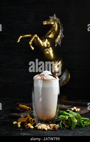 Cacao au lait et aux noisettes. Dans le verre. Vue de dessus. Sur fond noir. Banque D'Images