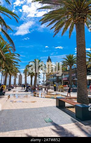 Glenelg, Australie - 13 novembre 2017 : place Moseley avec personnes et enfants le jour ensoleillé Banque D'Images