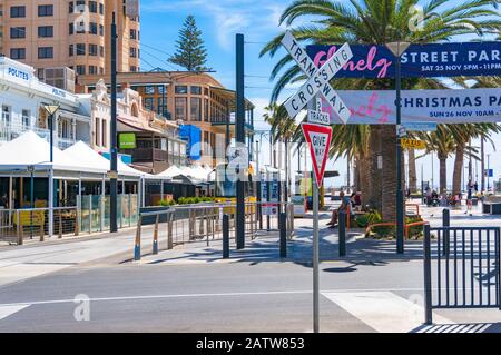 Glenelg, Australie - 13 novembre 2017 : gare de tramway Glenelg sur la place Moseley Banque D'Images