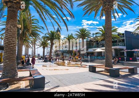 Glenelg, Australie - 13 novembre 2017 : place Moseley avec personnes et enfants le jour ensoleillé Banque D'Images